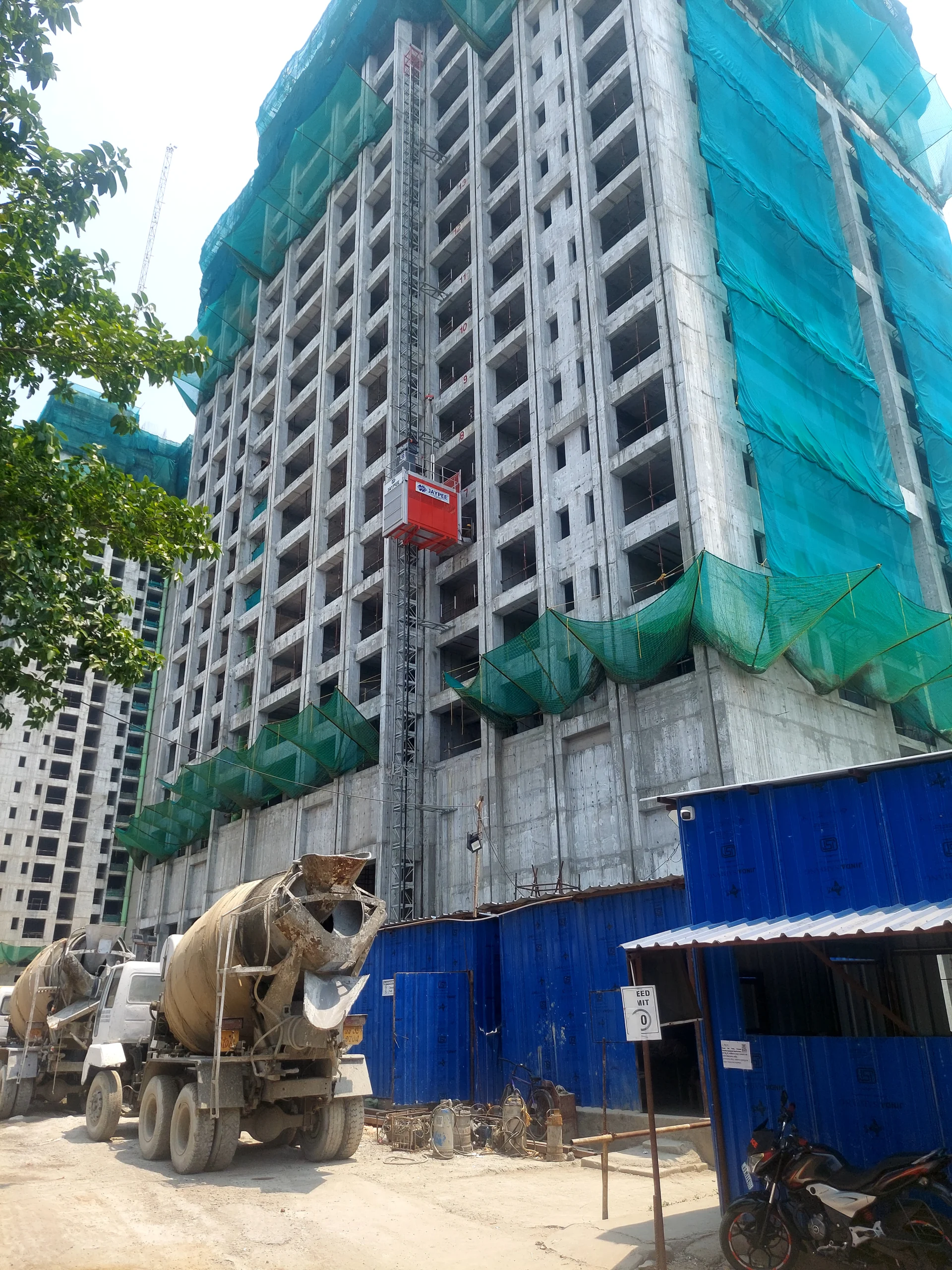 Passenger Hoist Urbana Site Pic 1